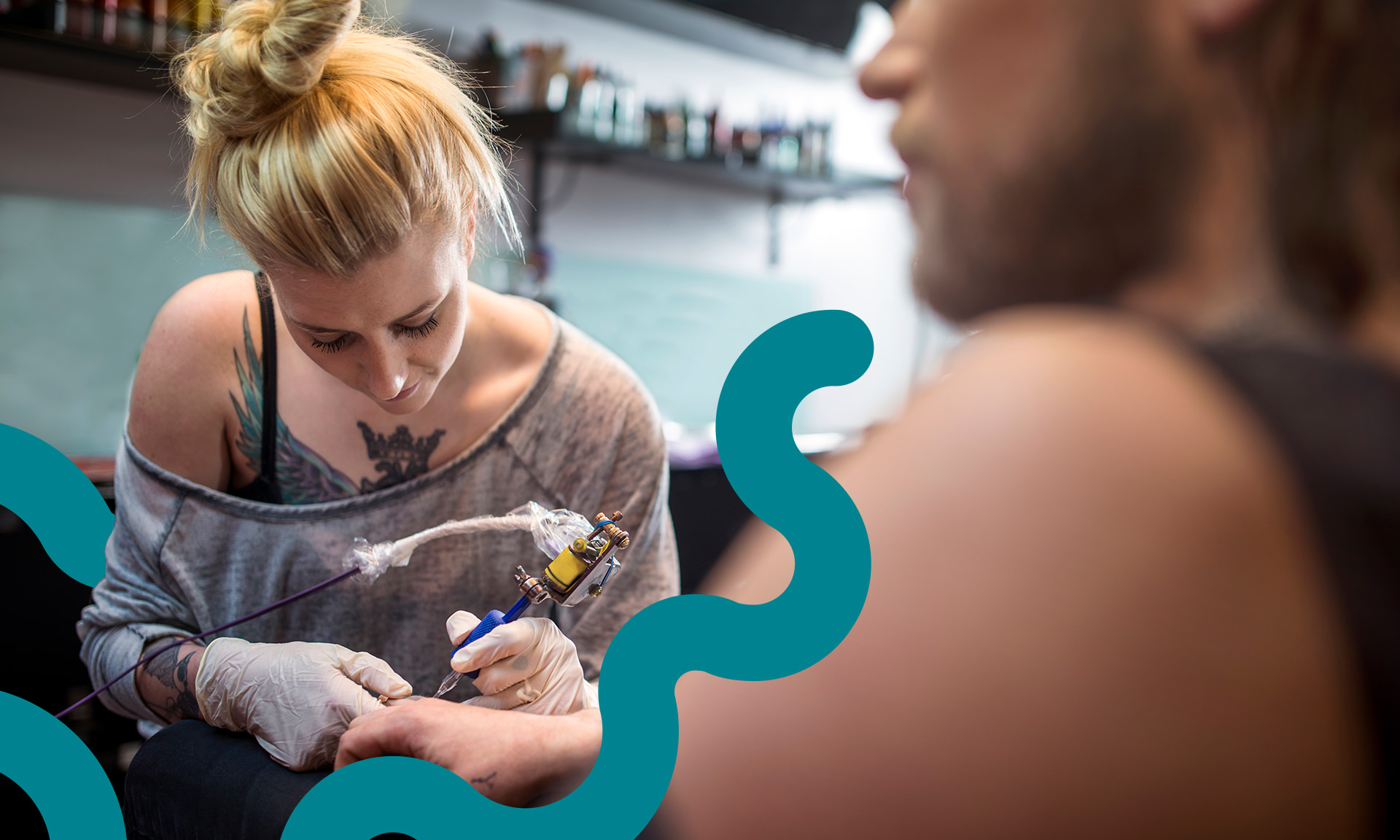 Tätowiererin mit Kundin