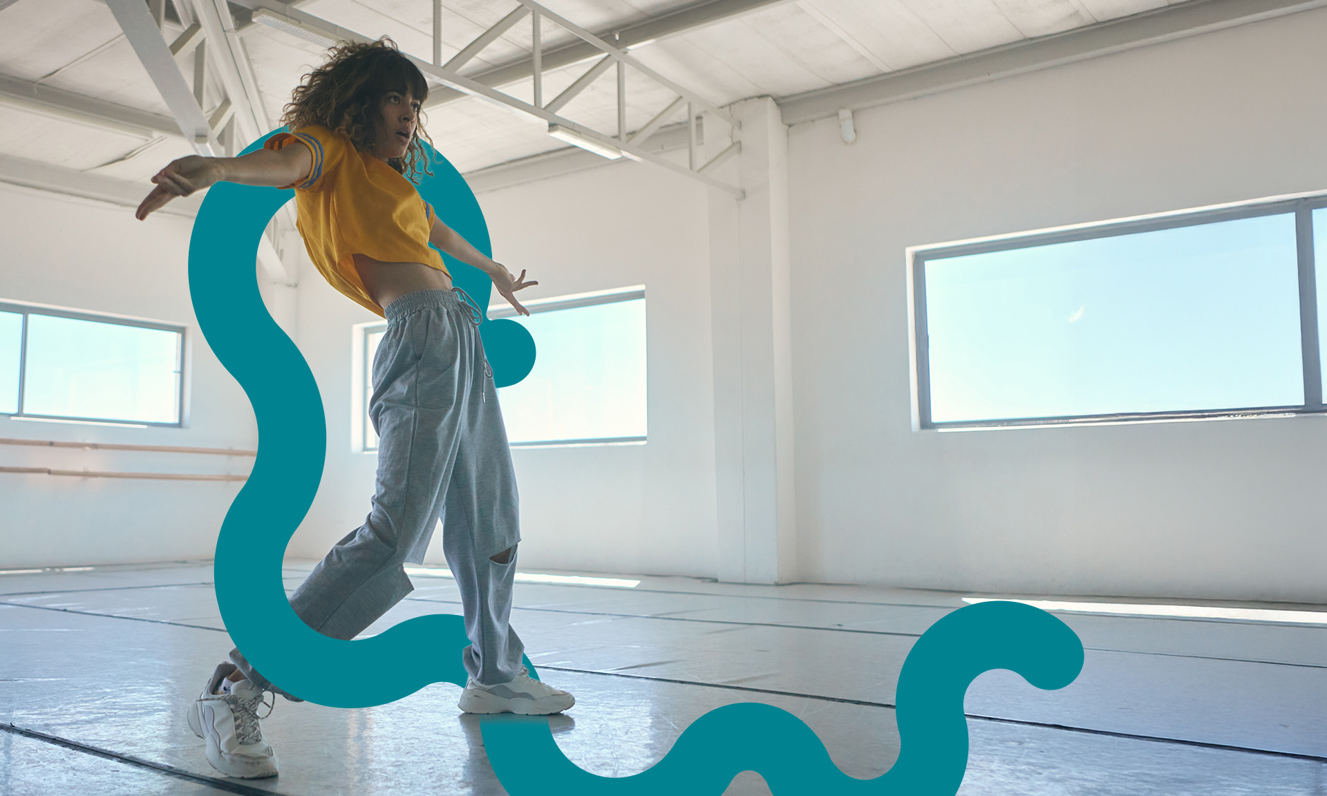 Junge Frau tanzt im Studio